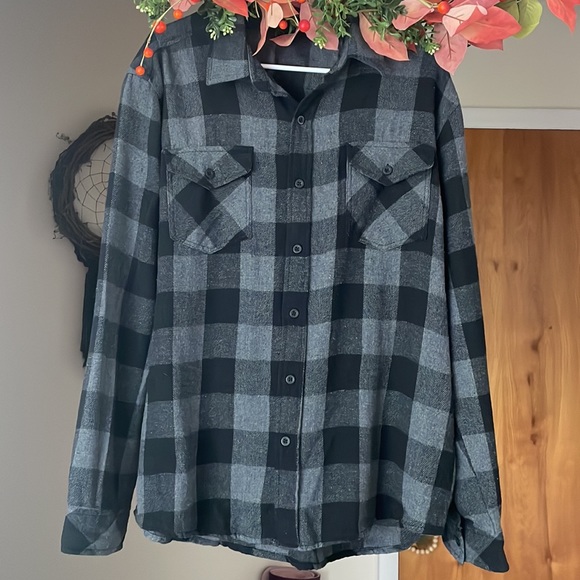 Unisex XL Checkered flannel - Picture 2 of 2